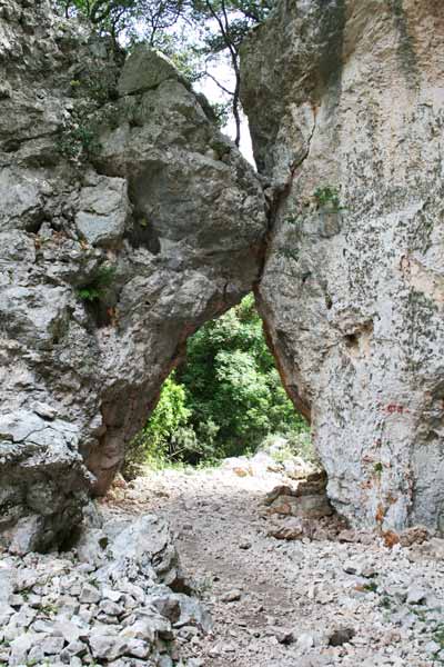 Baunei (OG), "incontro" roccioso lungo il sentiero verso Cala GoloritzÃ© 