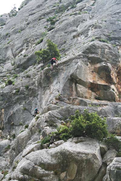 Baunei (OG), Punta Caroddi, alcuni sono impegnati nell'arrampicata